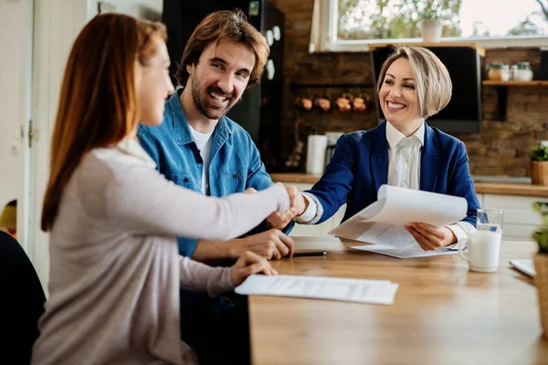 Happy Real Estate Agent Greeting Young Couple Meeting Home Women — Fotografia de Stock