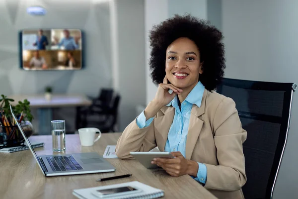 Happy African American Businesswoman Working Wireless Technology Office Looking Camera — Φωτογραφία Αρχείου