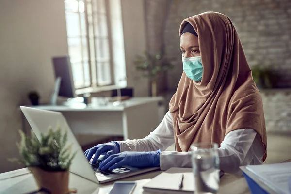 Black Islamic Businesswoman Wearing Face Mask While Using Laptop Working — Foto Stock