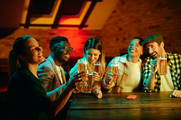 Група Веселих Друзів Ють Пиво Розважаються Під Час Збирання Пабі — стокове фото