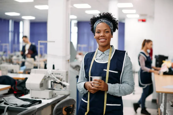 Happy African American Seamstress Having Cup Coffee Clothing Factory Looking — Zdjęcie stockowe