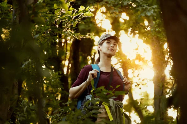 Young Woman Enjoying Hiking Nature Looking Away — Stock Photo, Image