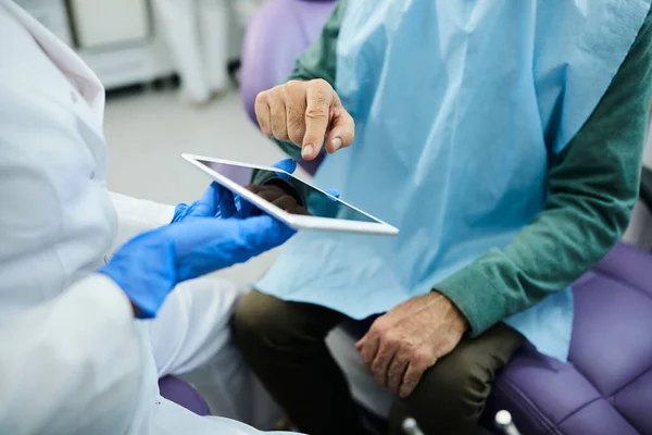 Close Dentist Senior Patient Using Digital Tablet Dentist Office — Foto Stock