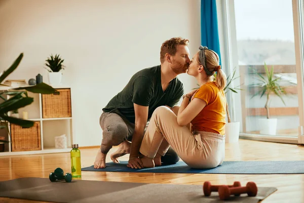 Athletic Man Kissing His Wife While Assisting Her Doing Sit — Zdjęcie stockowe