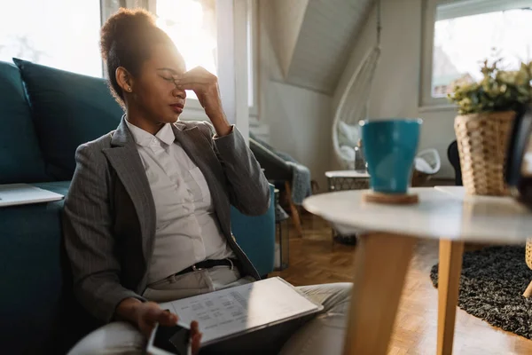 Black Businesswoman Holding Her Head Pain While Working Reports Home — Foto de Stock