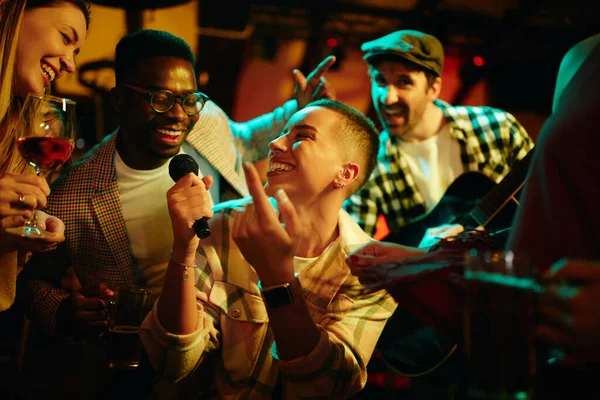 Group Happy Friends Enjoying While Singing Microphone Bar Night — Stok fotoğraf