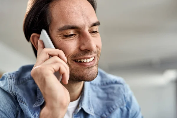 Young Smiling Man Talking Mobile Phone Home — Φωτογραφία Αρχείου