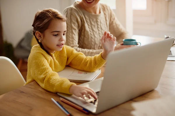 Small Girl Surfing Net Computer While Relaxing Her Mother Home — Foto de Stock