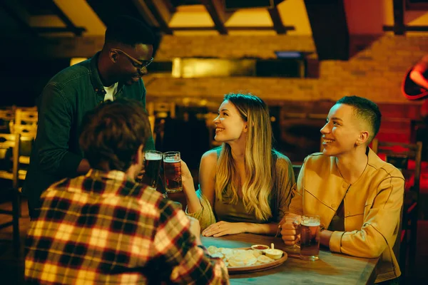 Multi Ethnic Friends Having Fun Toasting Beer While Gathering Pub — Foto de Stock