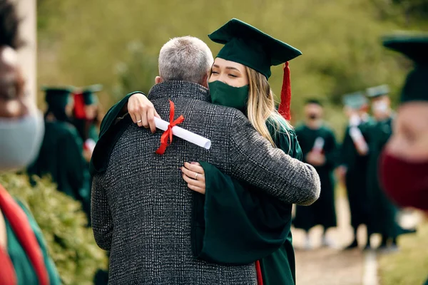 Happy Student Embracing Her Father Graduation Day University Covid Pandemic — Foto Stock