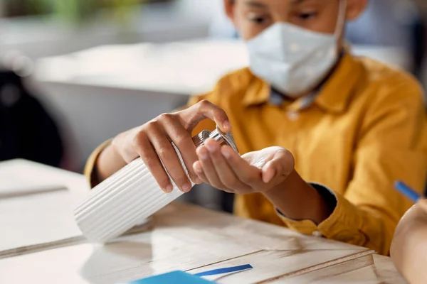 Close Elementary Student Using Hands Sanitizer Cleaning His Hands Classroom — Foto Stock