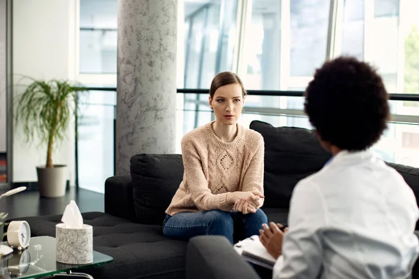 Young Woman Listening Her Psychotherapist Session Doctor Office — Stock Photo, Image