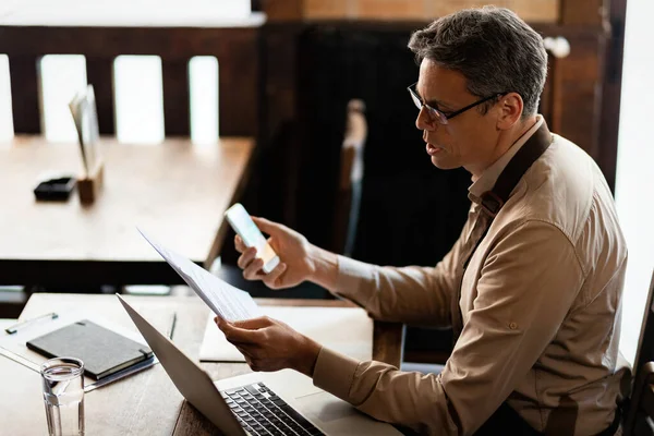 Mid Adult Barista Using Mobile Phone While Ding Paperwork Working — Stock Fotó