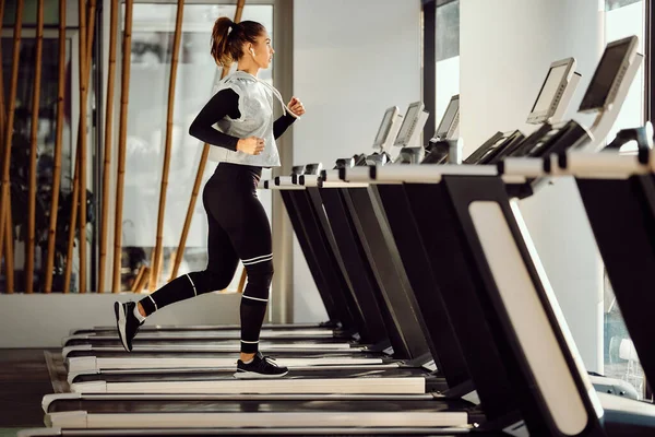 Full Length Female Athlete Running Treadmill Gym Copy Space — Stockfoto