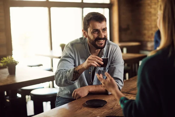 Happy Man Communicating Female Friend While Having Cup Coffee Cafe — 스톡 사진