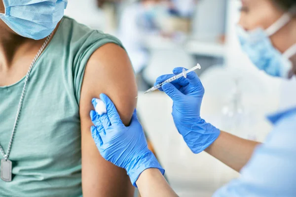 Close Black Man Getting Vaccinated Coronavirus Vaccination Center — Foto de Stock