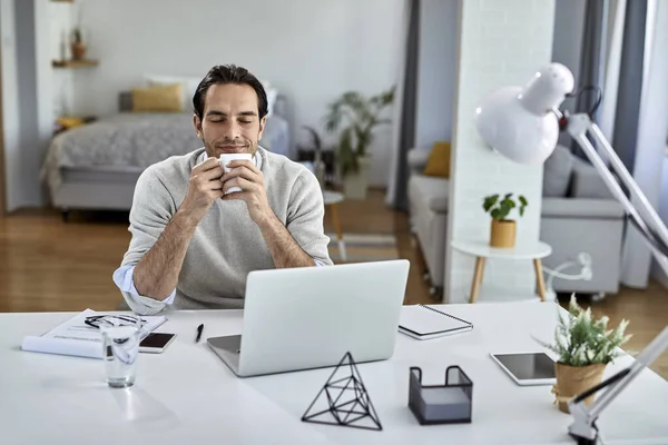 Smiling Businessman Enjoying Coffee Break His Eyes Closed While Working — Stockfoto
