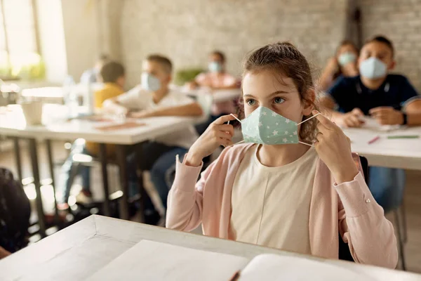 Small Girl Her Classmates Wearing Protective Face Masks Class Elementary — Foto Stock