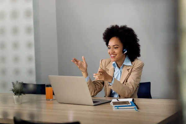 Happy African American Businesswoman Using Computer Taking While Having Video — ストック写真