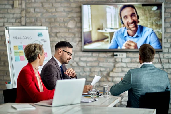 Group Entrepreneurs Having Business Meeting Communicating Colleague Video Call Office — Fotografia de Stock