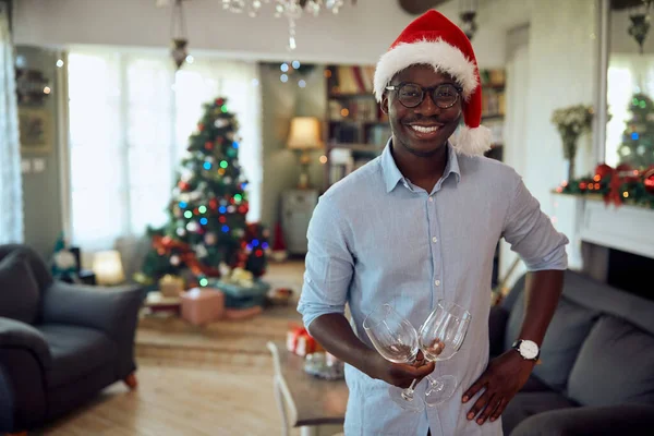 Happy African American Man Wearing Santa Hat Holding Wineglasses While — ストック写真