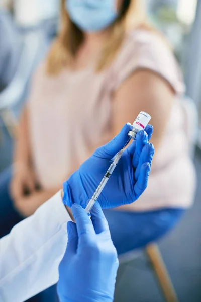 Close Doctor Preparing Syringe Coronavirus Vaccination Medical Clinic — Foto de Stock