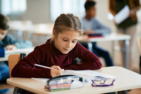 Elementary Student Writing Her Desk Lesson Classroom — Foto de Stock