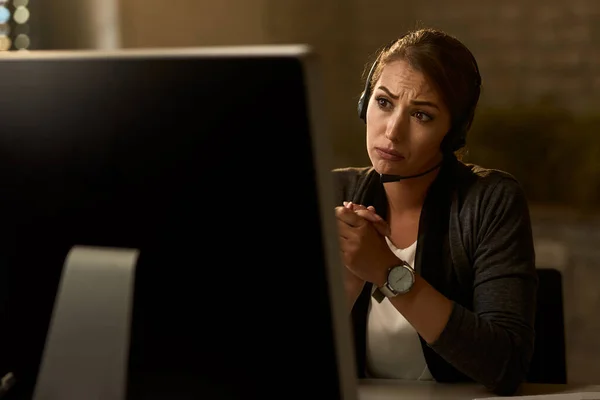 Young Worried Businesswoman Using Computer While Reading Problematic Mail Office — Stok fotoğraf