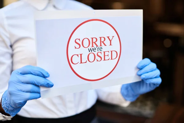 Close Cafe Owner Holding Closed Sign Due Covid Pandemic — Stock Photo, Image