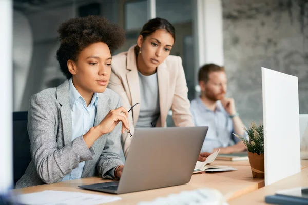 Black Female Ceo Using Laptop While Working Colleagues Office — Zdjęcie stockowe