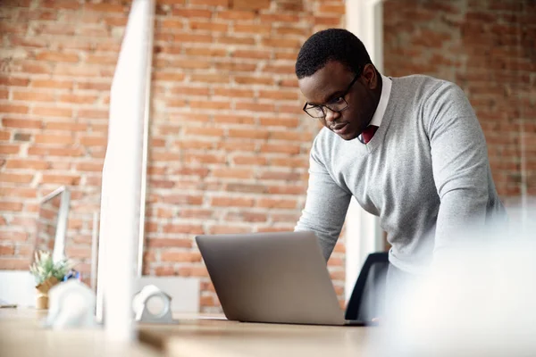 Афро Американский Предприниматель Использует Ноутбук Время Работы Корпоративном Офисе Копирование — стоковое фото