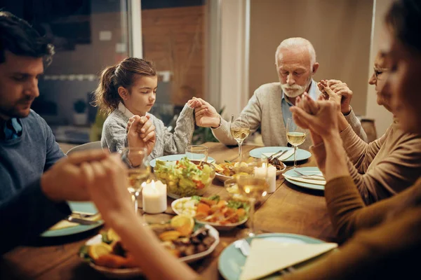 Small Girl Her Extended Family Saying Grace While Having Dinner — Foto Stock