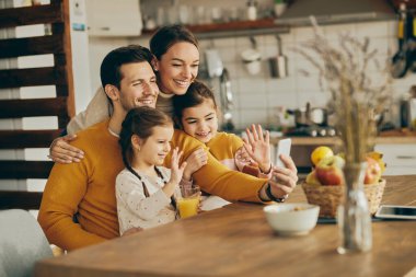 Mutfakta mutlu bir aile