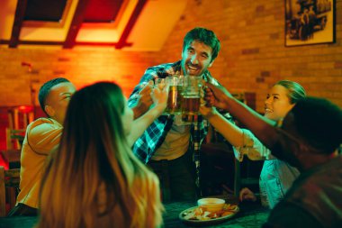 Neşeli arkadaşlar gece boyunca barda eğleniyor ve birayla kadeh kaldırıyorlar.. 