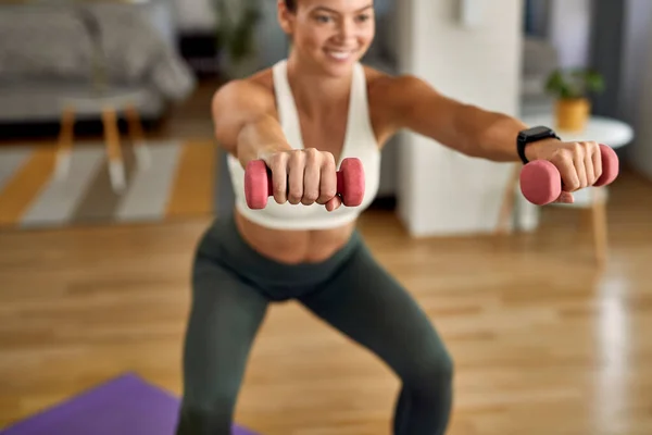 Close Athletic Woman Practicing Hands Weight Living Room — Foto de Stock