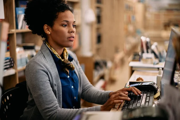 African American Γυναίκα Χρησιμοποιώντας Επιτραπέζιο Υπολογιστή Ενώ Εργάζονται Ένα Βιβλιοπωλείο — Φωτογραφία Αρχείου