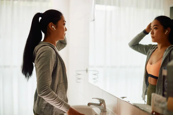 Young Asian Sportswoman Standing Front Mirror Public Bathroom Gym — Φωτογραφία Αρχείου