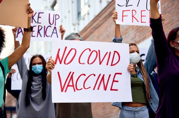 Vaccine Activists Wearing Protective Face Mask While Protesting Coronavirus Vaccination — Foto de Stock