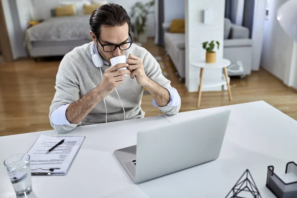 Young Entrepreneur Surfing Net Computer While Drinking Coffee Home — Photo