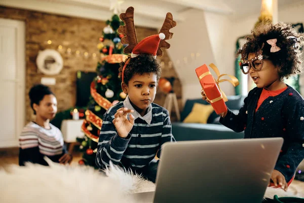 Happy Black Siblings Using Computer While Having Video Call Christmas — ストック写真