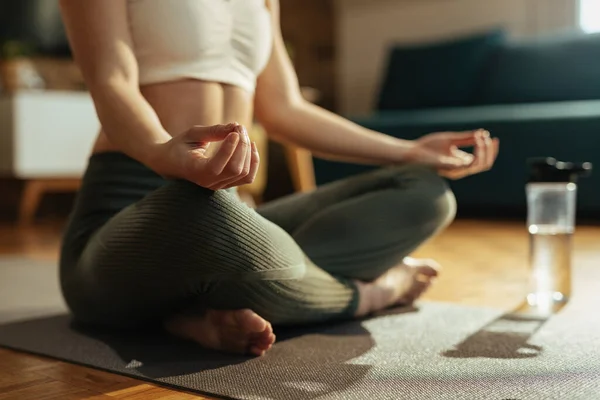 Close Athletic Woman Practicing Yoga Lotus Position — Fotografia de Stock