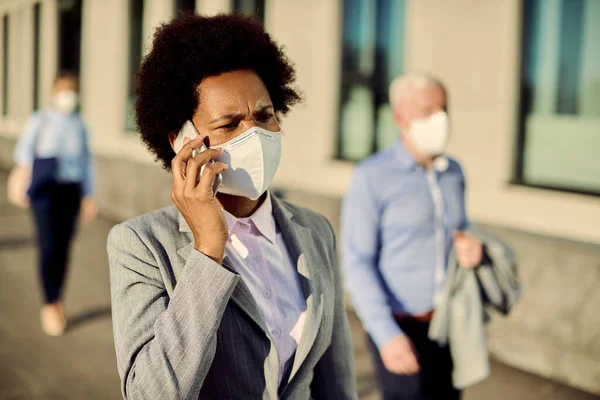 Black Businesswoman Talking Phone Wearing Face Masks Due Coronavirus Epidemic — Foto Stock