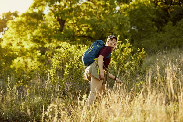 Low Angle View Happy Woman Backpack Hiking While Spending Day — Stock Photo, Image