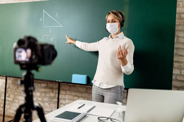 Elementary School Teacher Pointing Chalkboard While Teaching Mathematic Online Coivd — Stok Foto