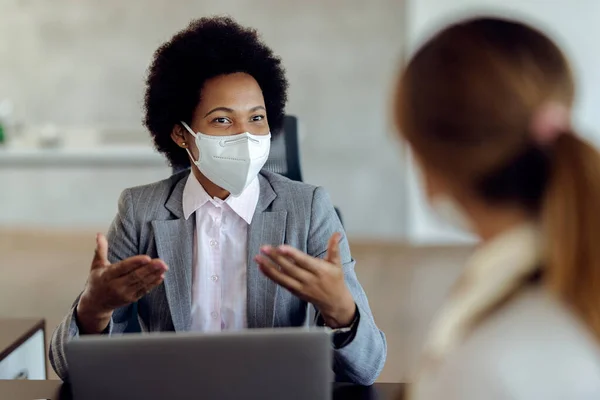 African American Bank Manager Protective Face Mask Communicating Her Client — Foto Stock