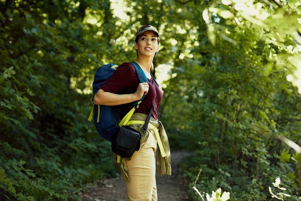 Young Woman Backpack Exploring Nature While Hiking Forest — Stock Photo, Image