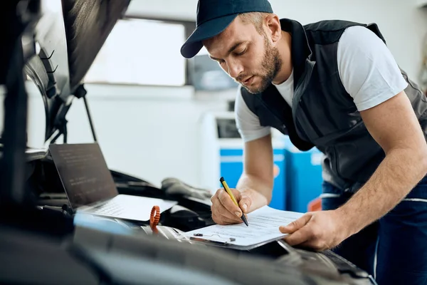 Car Mechanic Writing Data Engine Maintenance Auto Repair Shop — Stock fotografie