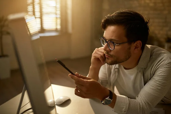 Young Entrepreneur Analyzing Data Desktop While Working Office — Stockfoto