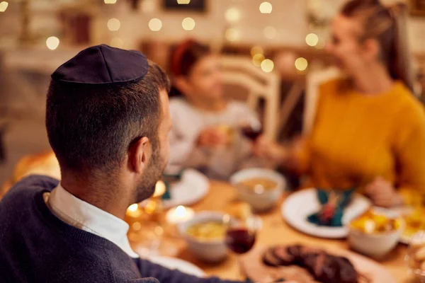 Єврейський Чоловік Який Разом Своєю Сім Вечеряє Хануці — стокове фото