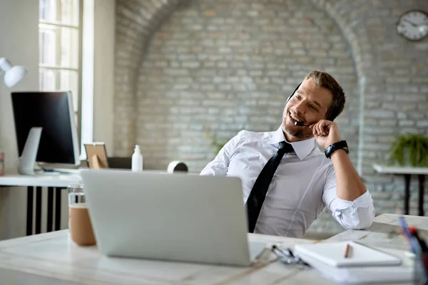 Happy Businessman Wearing Headset While Communicating Someone Using Computer Office — Photo